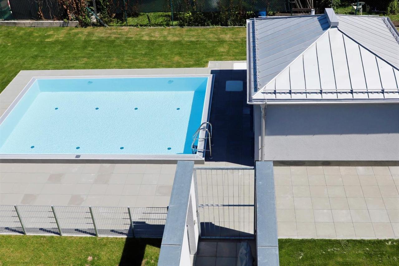 Red Flower Apartment With Pool - 5 Min To Lake Viyana Dış mekan fotoğraf