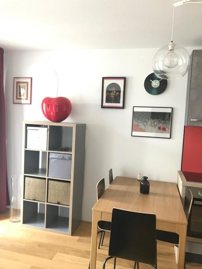 Red Flower Apartment With Pool - 5 Min To Lake Viyana Dış mekan fotoğraf